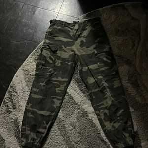 Fashion nova Women’s cargo pants size small good condition